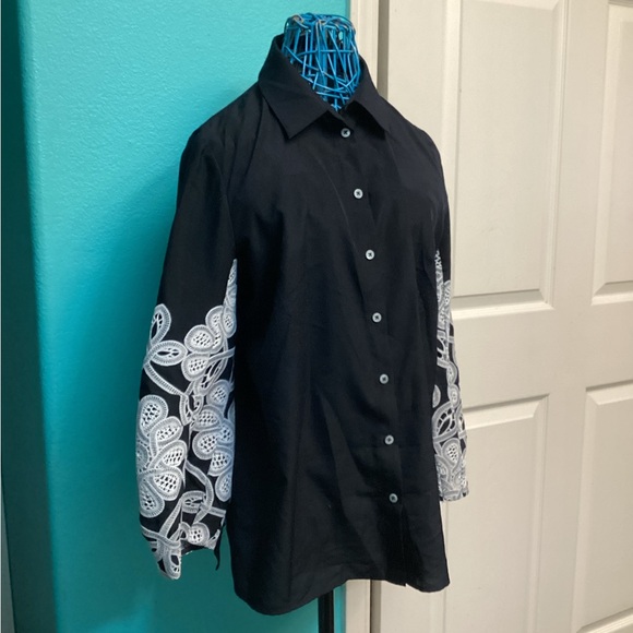 💥PRICE DROP💥 Embroidered Fluid Crepe Tunic Shirt - Picture 4 of 8